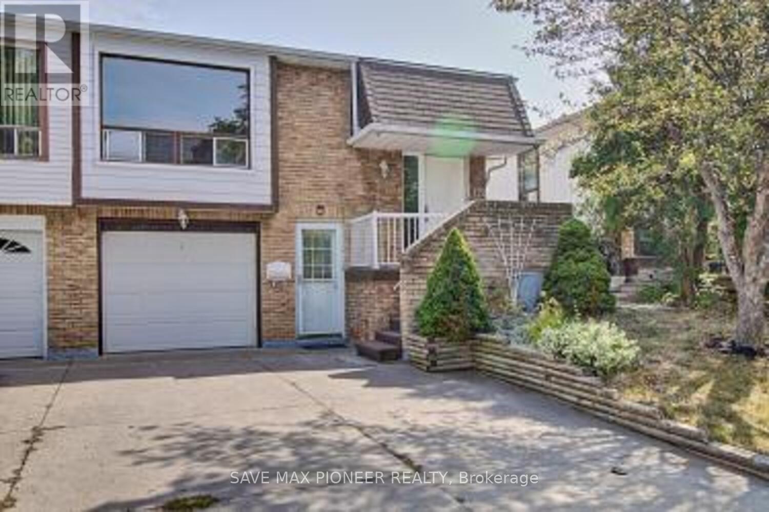 122 Centre Street N, Brampton (Brampton North), Ontario  L6V 2Z3 - Photo 1 - W12615610