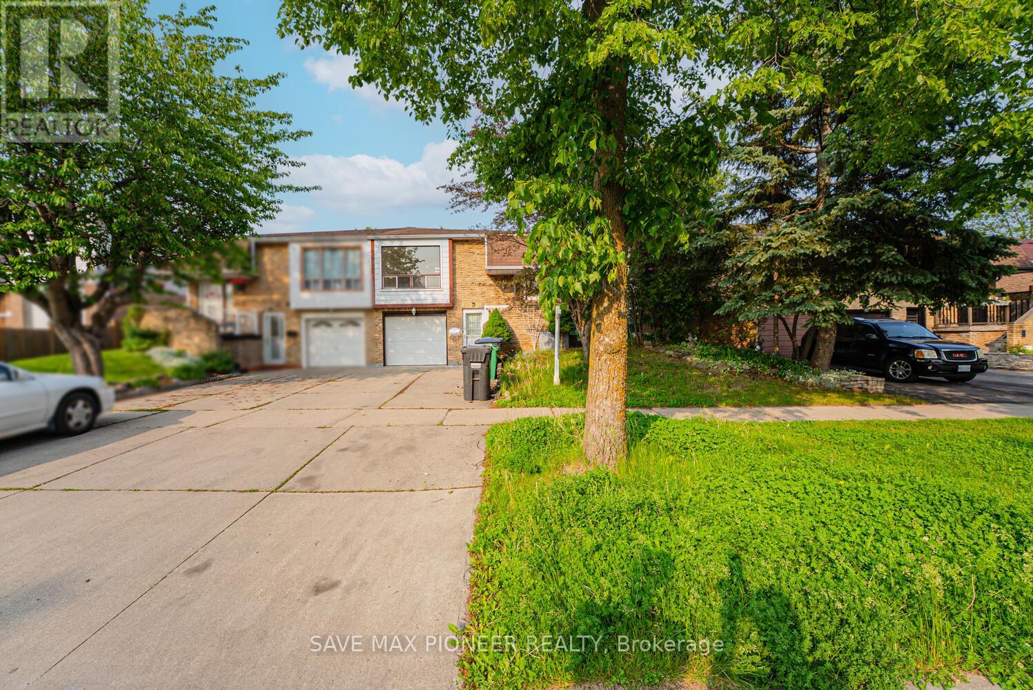 122 Centre Street N, Brampton (Brampton North), Ontario  L6V 2Z3 - Photo 2 - W12615610