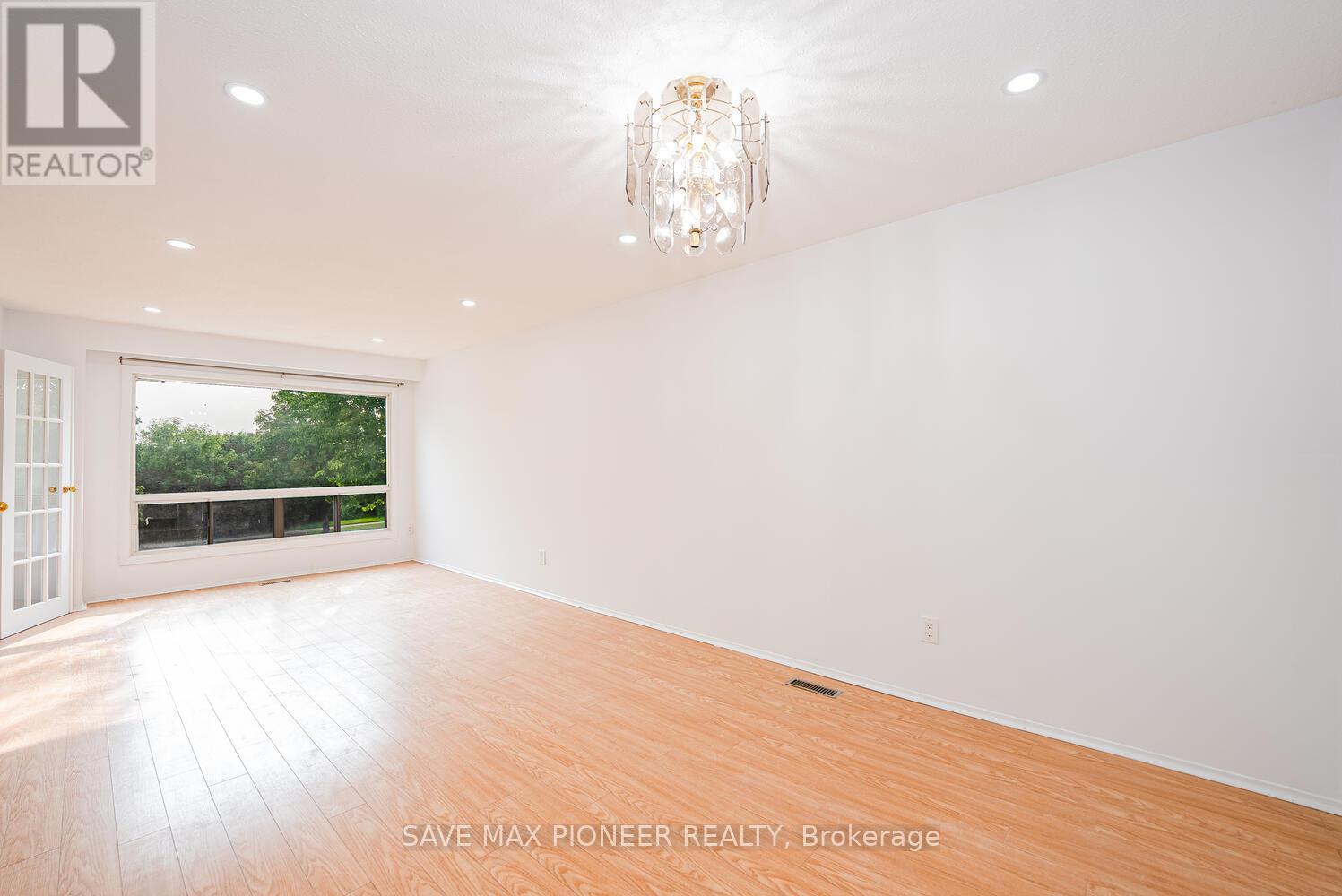 122 Centre Street N, Brampton (Brampton North), Ontario  L6V 2Z3 - Photo 5 - W12615610