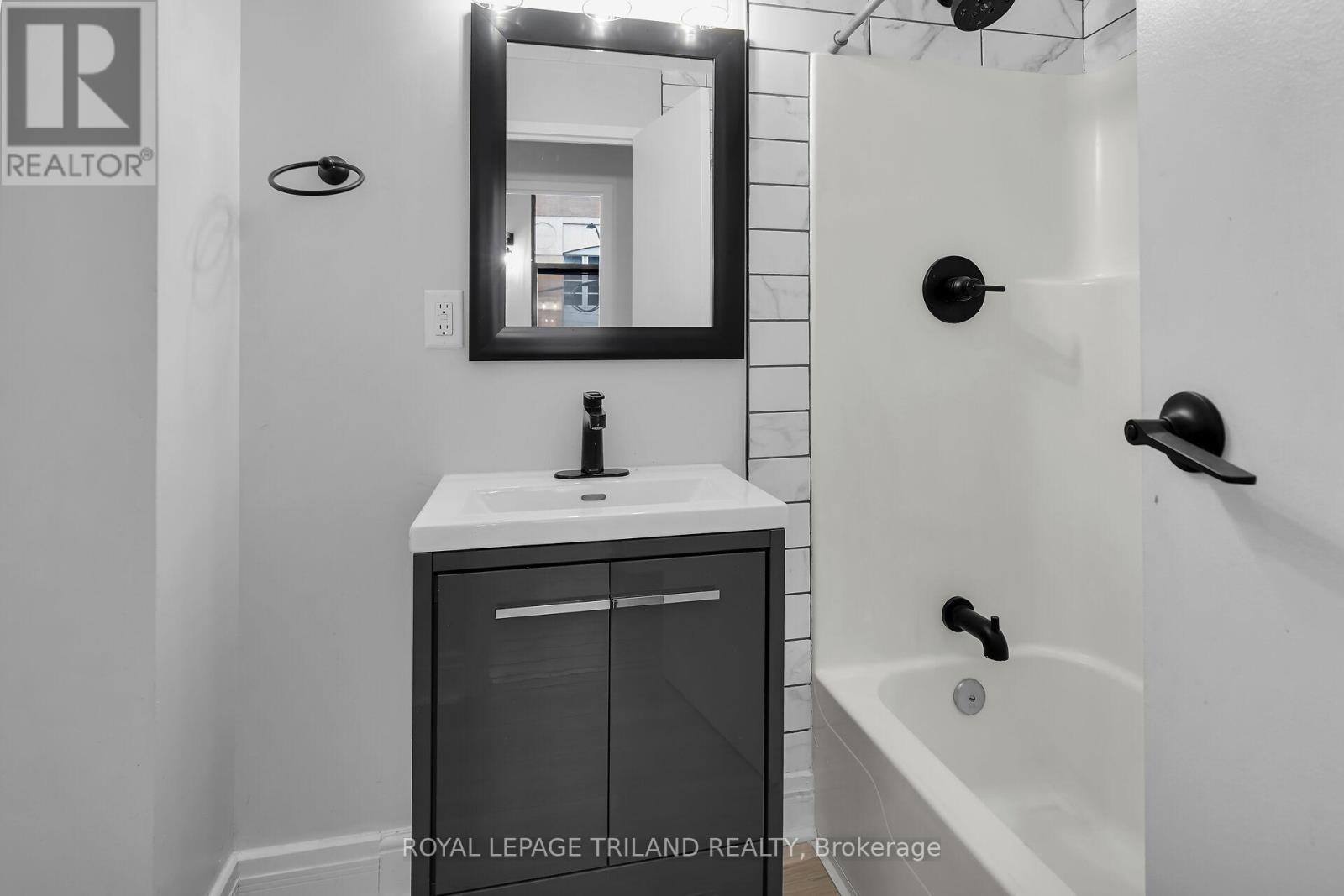 201 - 330 Clarence Street, London East (East K), Ontario  N6A 6H6 - Photo 9 - X12615738