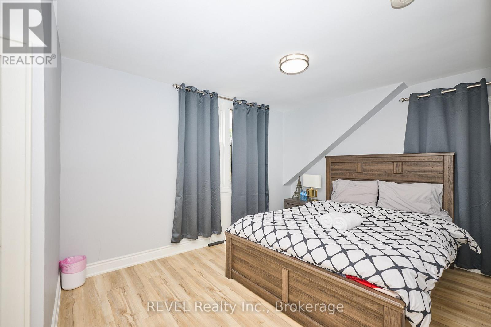 5659 Robinson Street, Niagara Falls, Ontario  L2G 2B1 - Photo 12 - X12416951