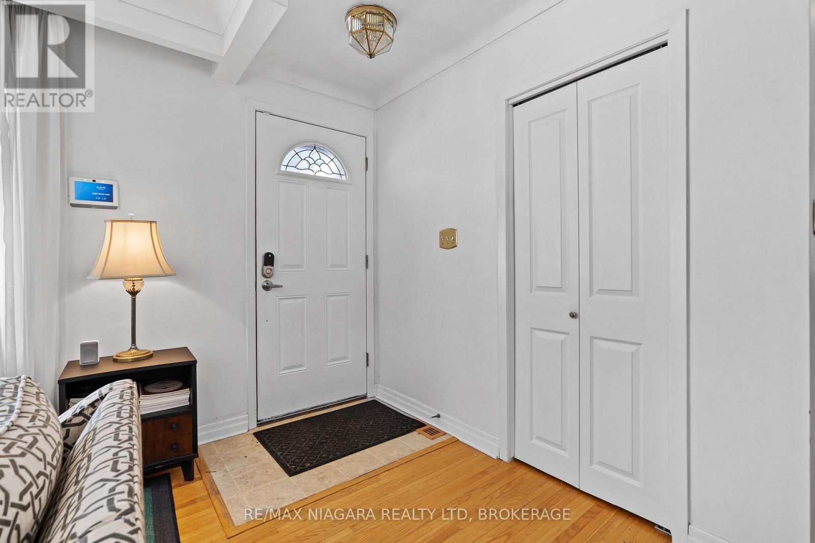 305 Centre Street, Niagara-On-The-Lake (Town), Ontario  L0S 1J0 - Photo 4 - X12615742