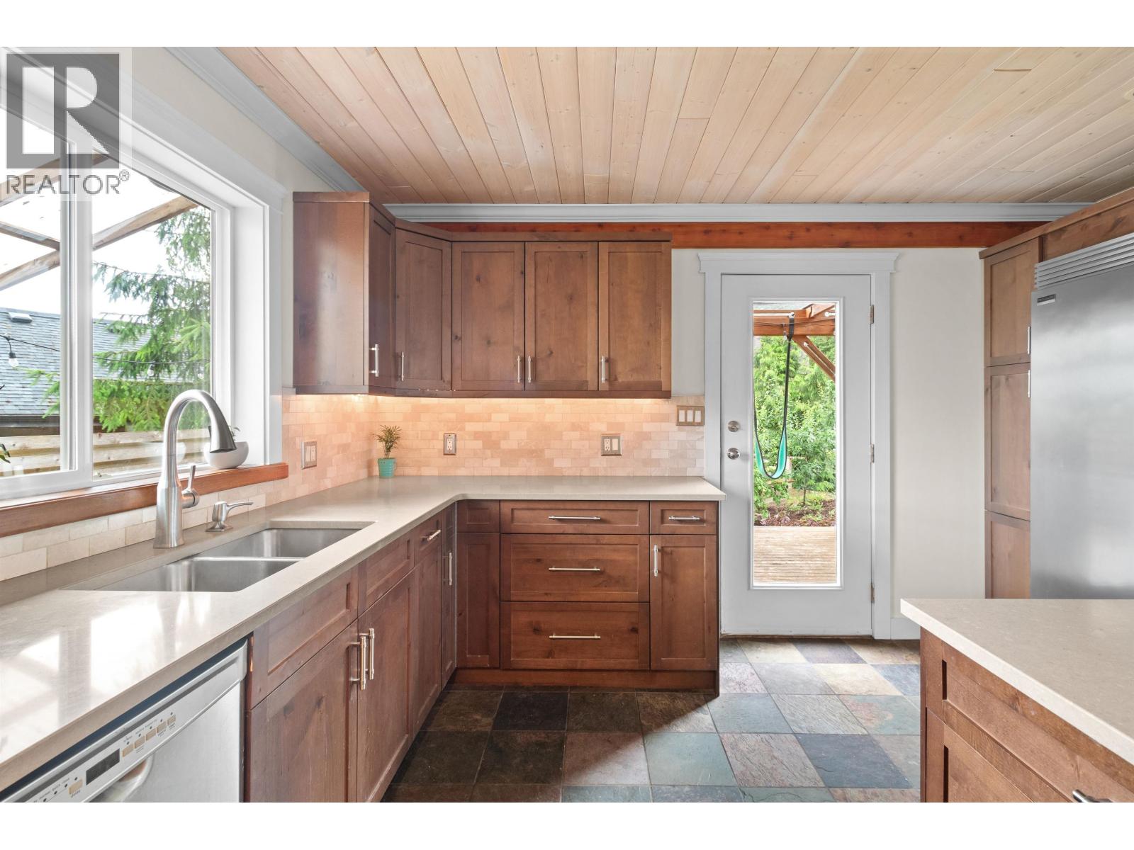 964 Village Drive, Bowen Island, British Columbia  V0N 1G1 - Photo 14 - R3073197