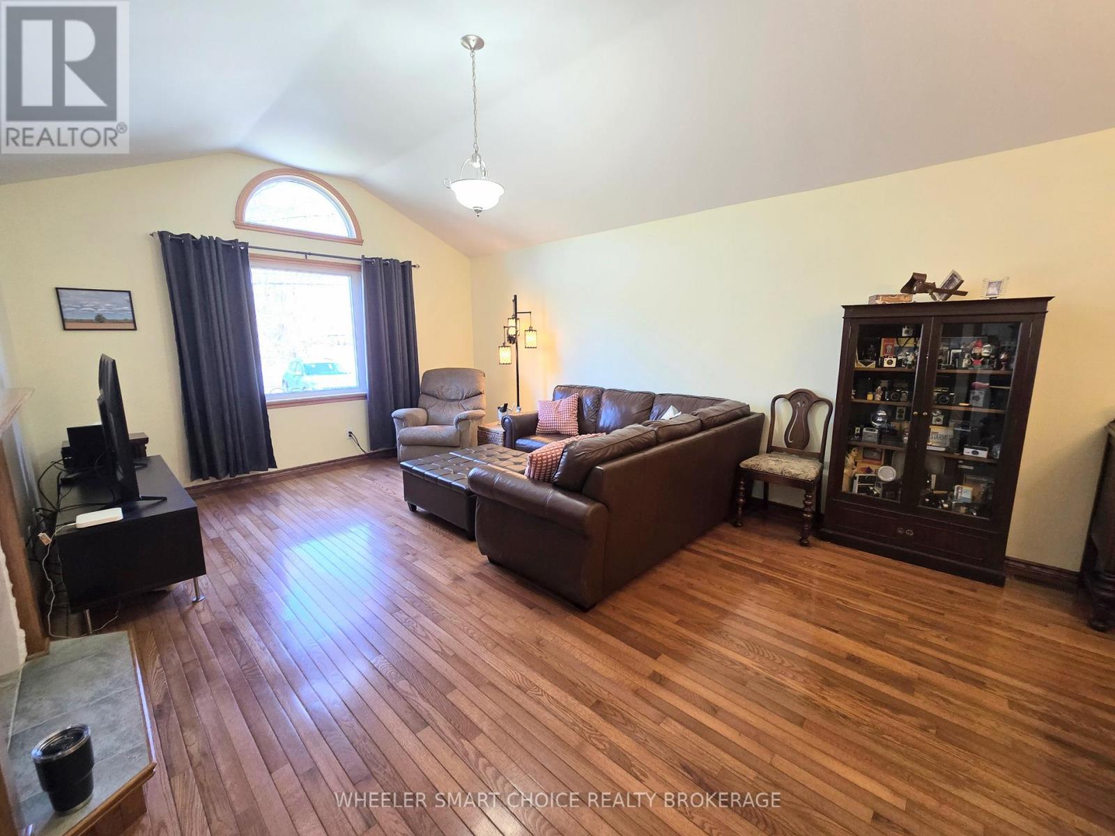 15206 Colonial Drive, South Stormont, Ontario  K0C 1M0 - Photo 13 - X12401432