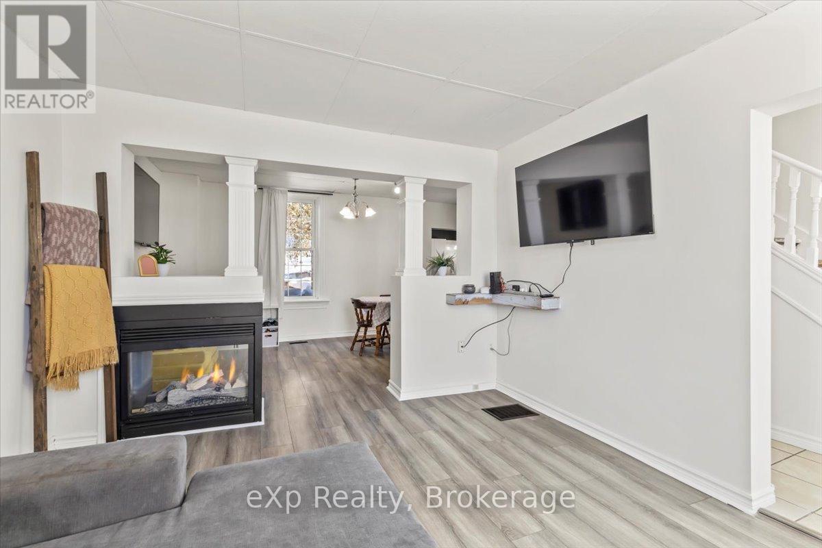 209 Garafraxa Street S, West Grey, Ontario N0G 1R0 - Photo 10 - X12615816