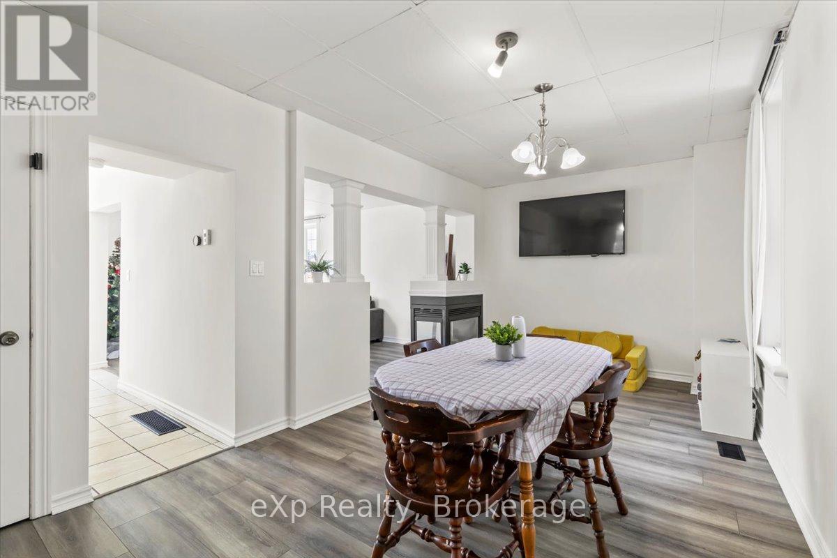 209 Garafraxa Street S, West Grey, Ontario N0G 1R0 - Photo 11 - X12615816