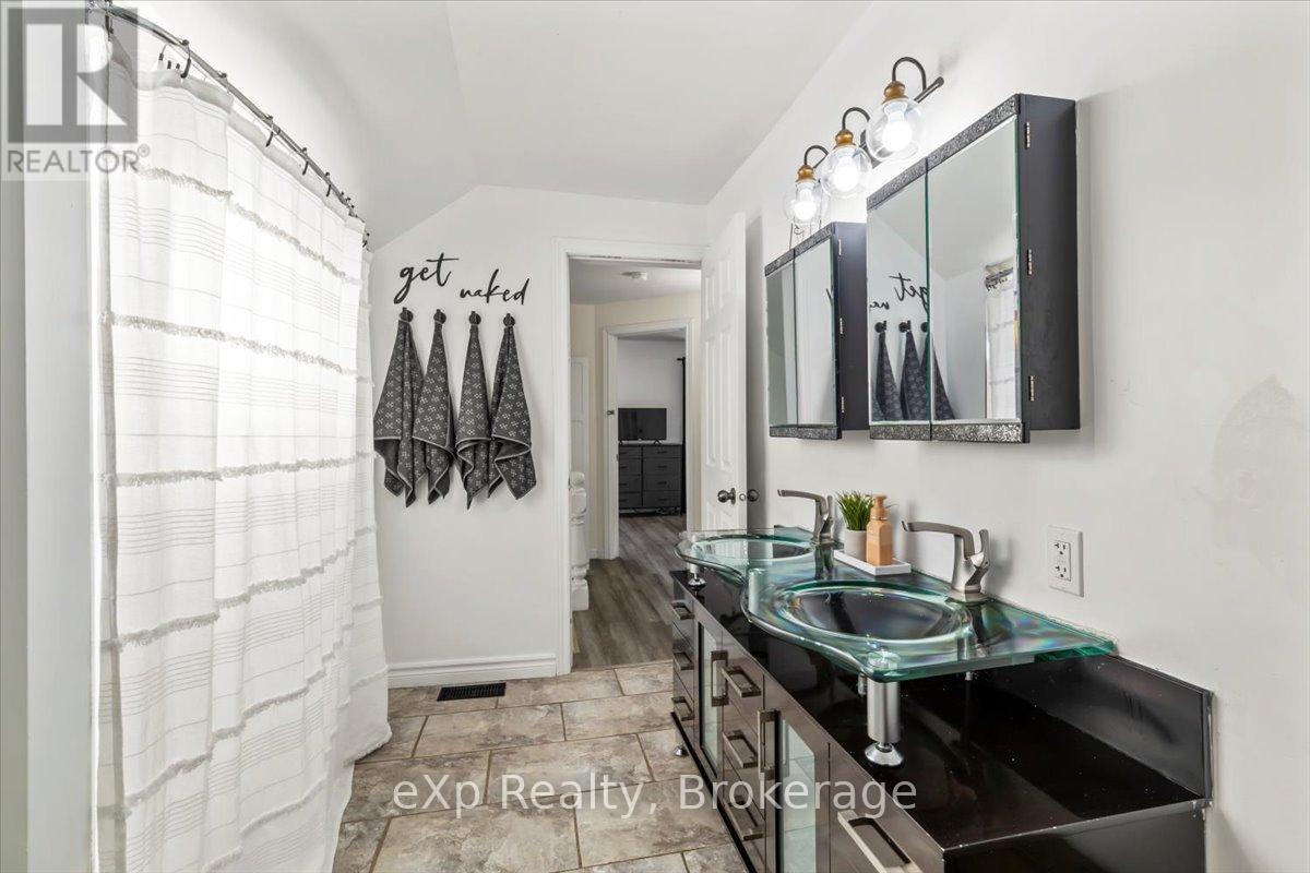 209 Garafraxa Street S, West Grey, Ontario N0G 1R0 - Photo 15 - X12615816