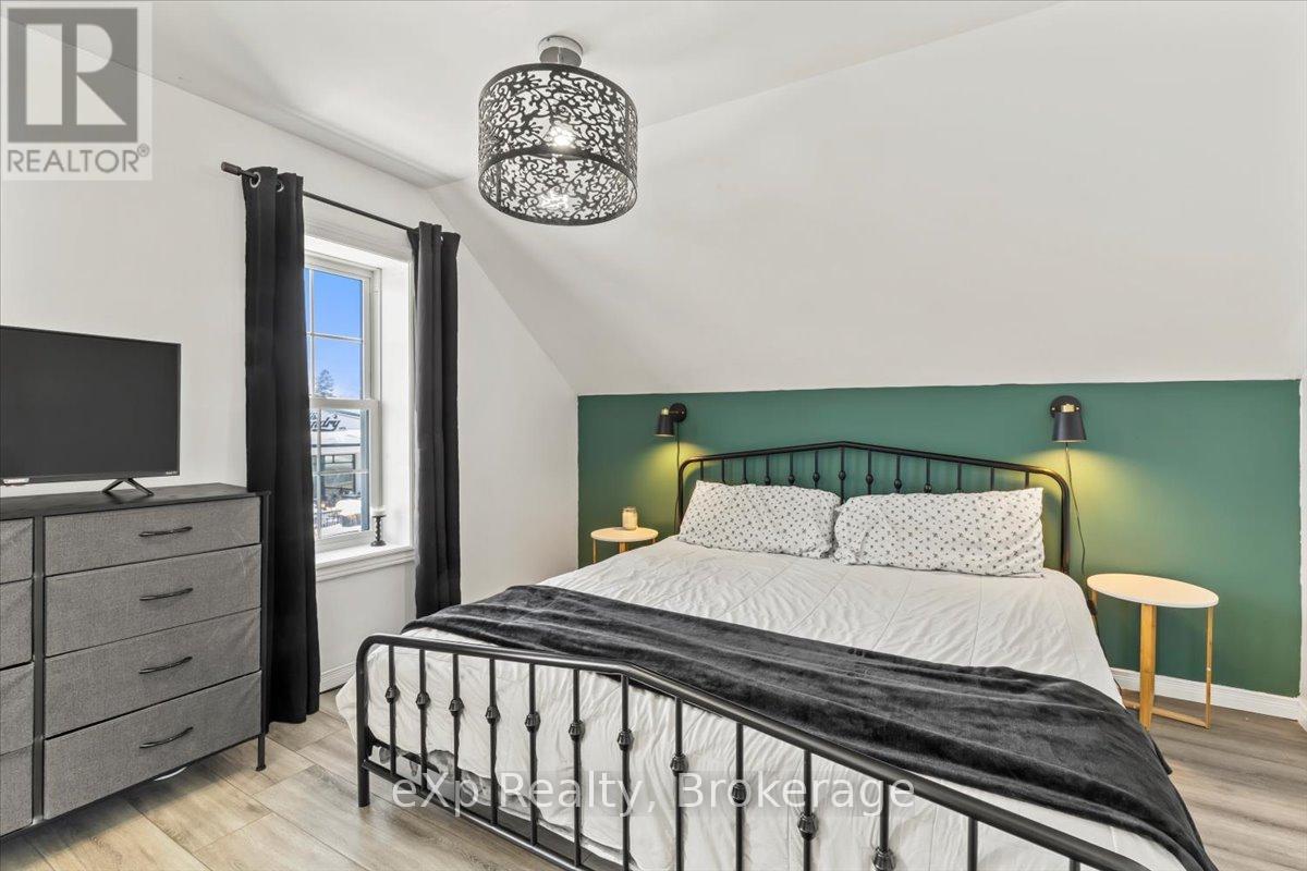 209 Garafraxa Street S, West Grey, Ontario N0G 1R0 - Photo 16 - X12615816