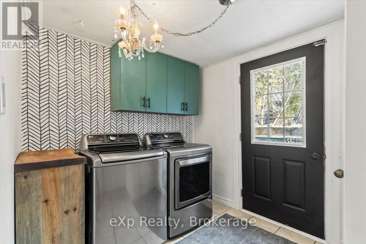 209 Garafraxa Street S, West Grey, Ontario N0G 1R0 - Photo 6 - X12615816