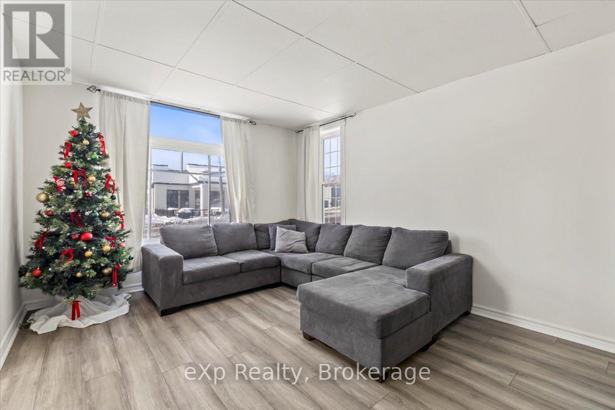 209 Garafraxa Street S, West Grey, Ontario N0G 1R0 - Photo 9 - X12615816