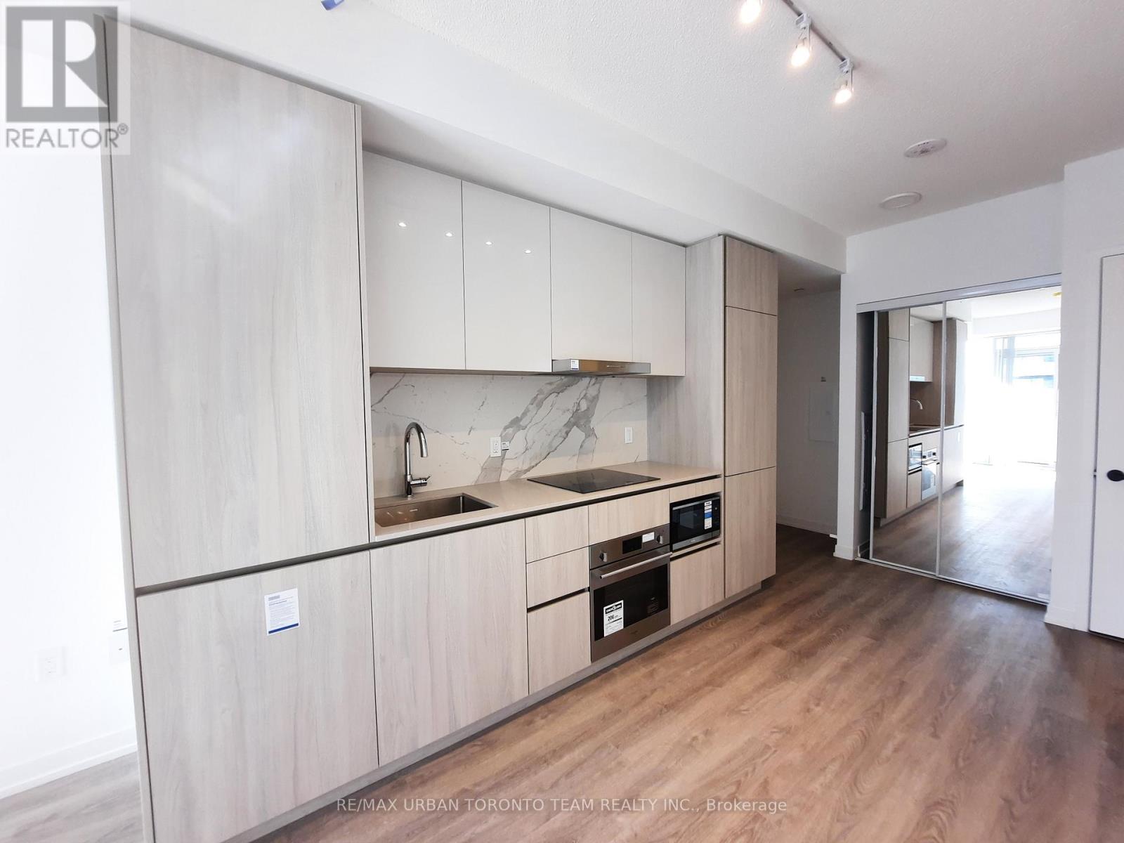 901 - 8 Interchange Way, Vaughan, Ontario  L4K 5Z7 - Photo 2 - N12530036