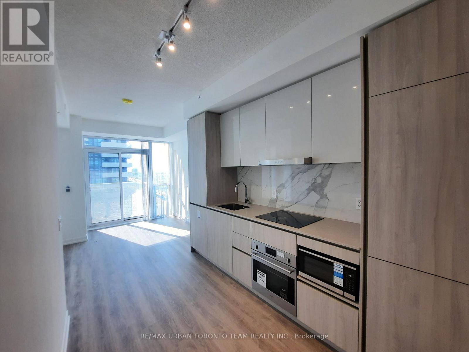 901 - 8 Interchange Way, Vaughan, Ontario  L4K 5Z7 - Photo 4 - N12530036