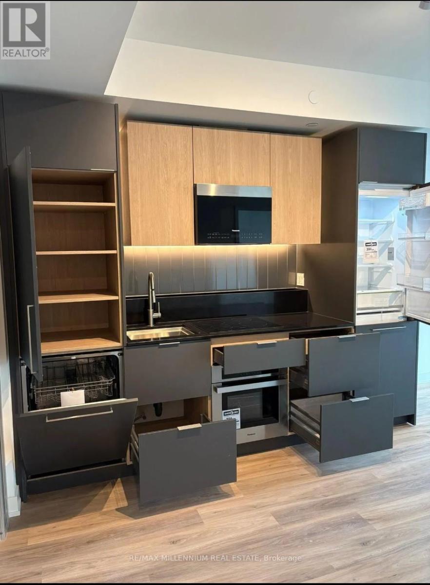 416 - 1 Fairview Road, Mississauga, Ontario  L5A 4C6 - Photo 2 - W12615780