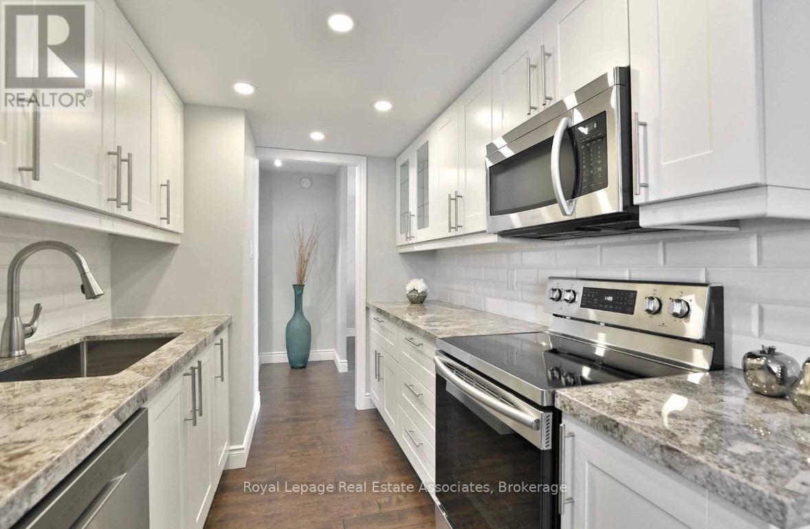 1006 - 3100 Kirwin Avenue, Mississauga, Ontario  L5A 3S6 - Photo 3 - W12615818