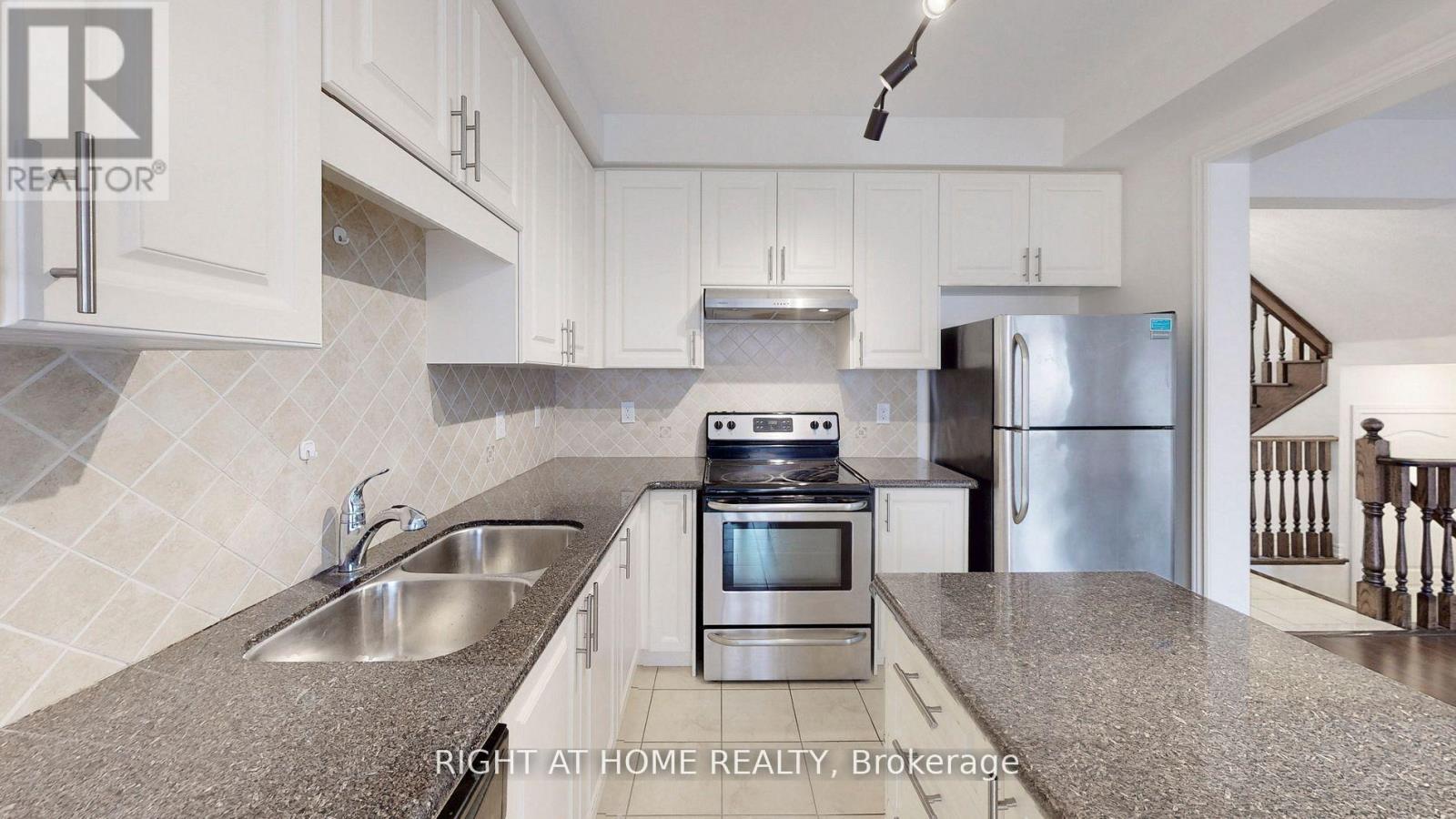 5592 Meadowcrest Avenue, Mississauga, Ontario  L5M 0N1 - Photo 13 - W12615832