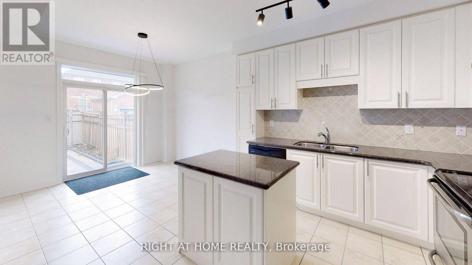 5592 Meadowcrest Avenue, Mississauga, Ontario  L5M 0N1 - Photo 9 - W12615832