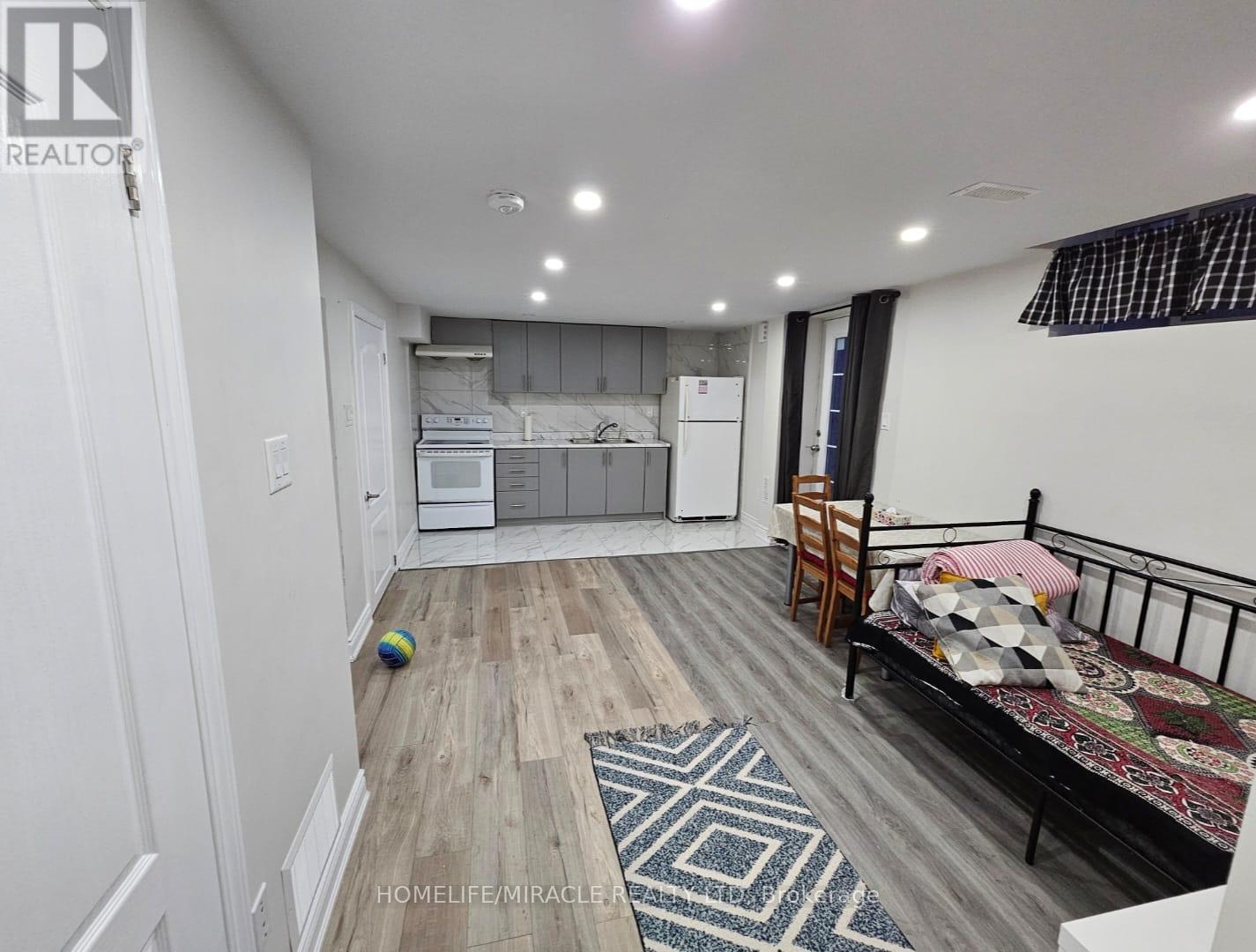 40 Judith Crescent, Brampton, Ontario  L6S 3J4 - Photo 4 - W12615856