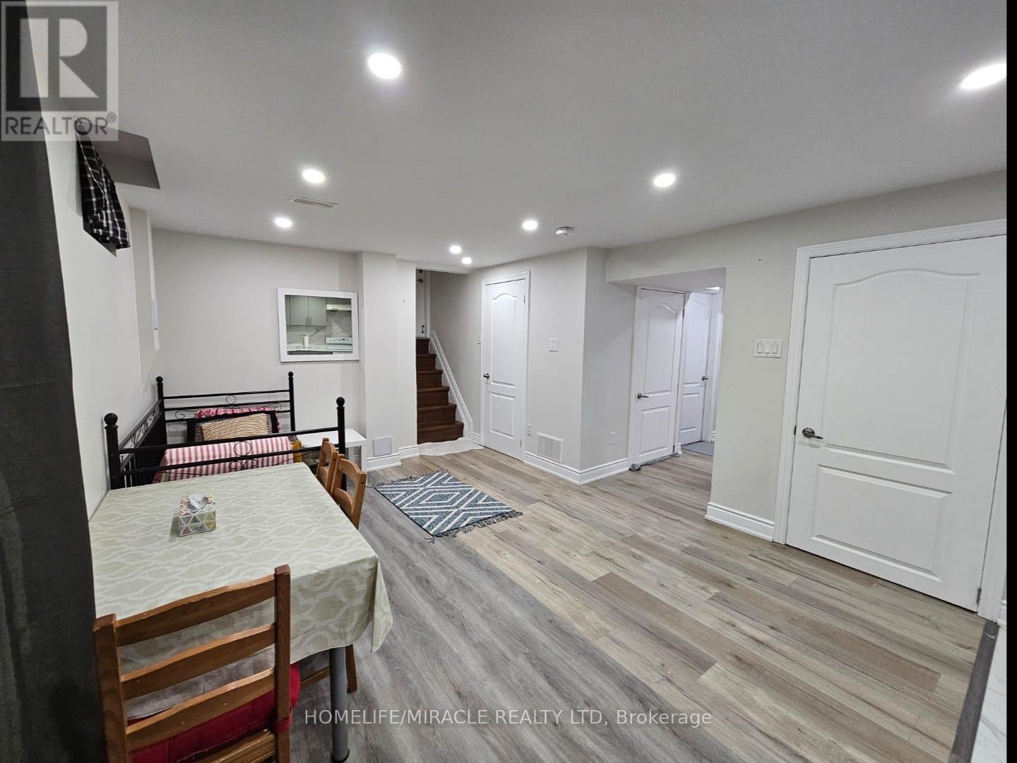 40 Judith Crescent, Brampton, Ontario  L6S 3J4 - Photo 5 - W12615856