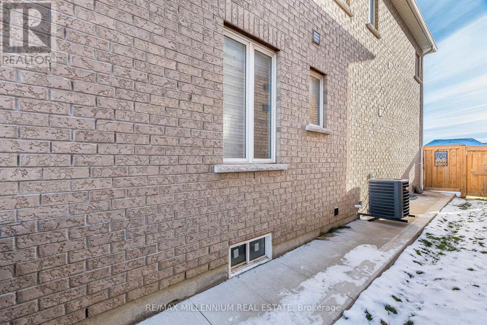 11 Spokanne Street, Brampton, Ontario  L6R 4A2 - Photo 7 - W12615892