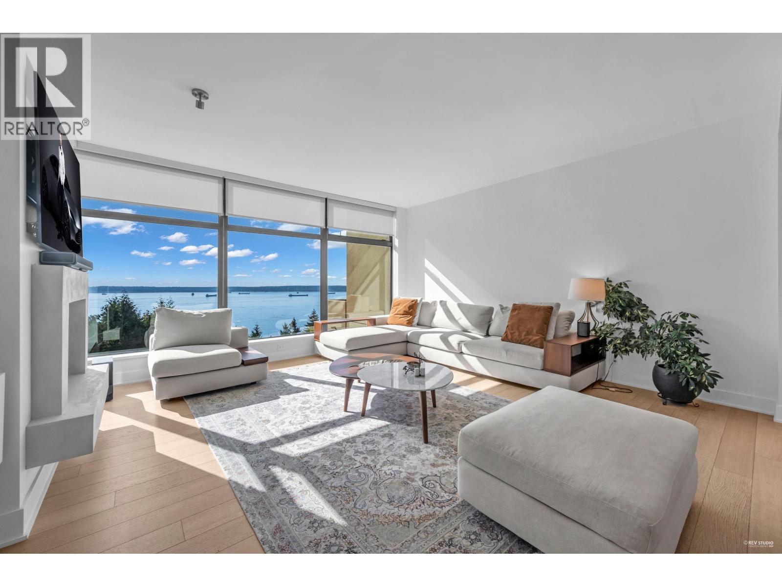 401 3315 Cypress Place, West Vancouver, British Columbia  V7S 3J7 - Photo 3 - R3073209