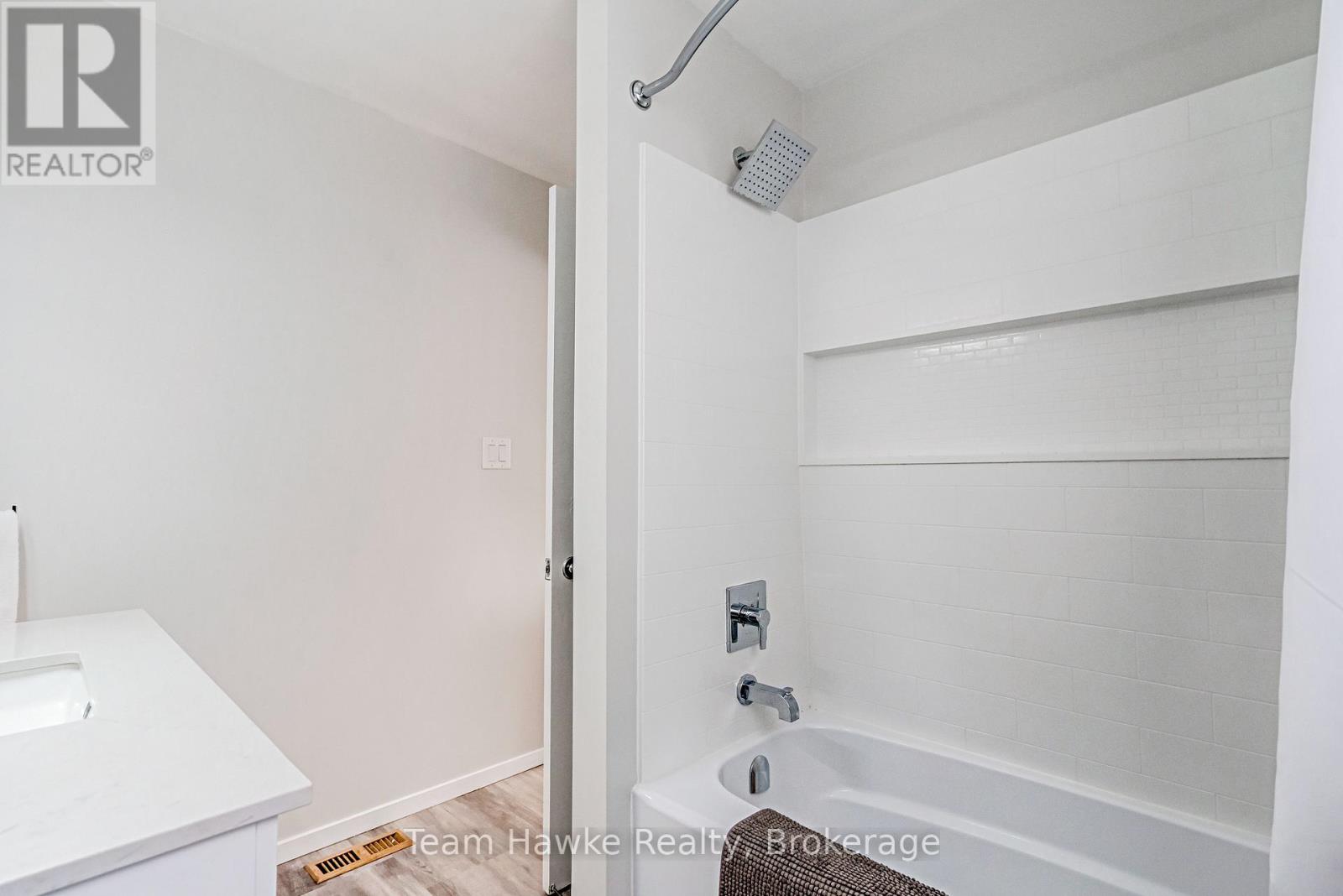 264 Kingfisher Avenue, Tay, Ontario L0K 1R0 - Photo 16 - S12616096