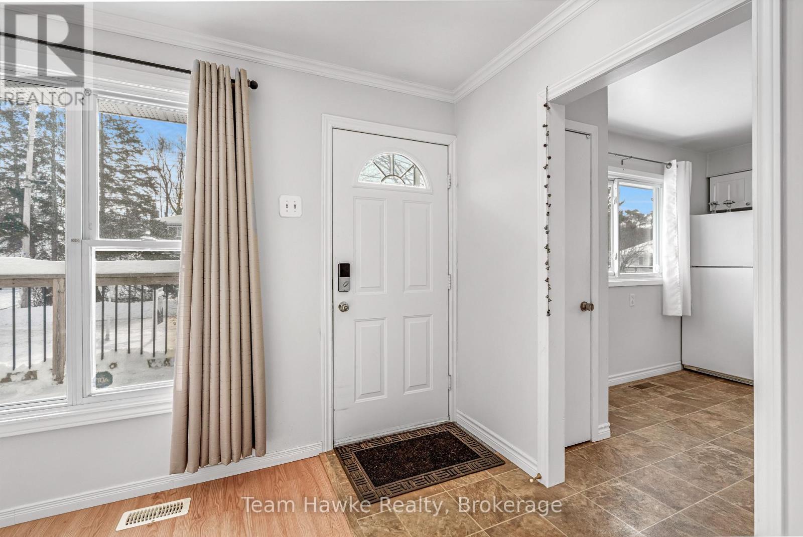 264 Kingfisher Avenue, Tay, Ontario L0K 1R0 - Photo 4 - S12616096