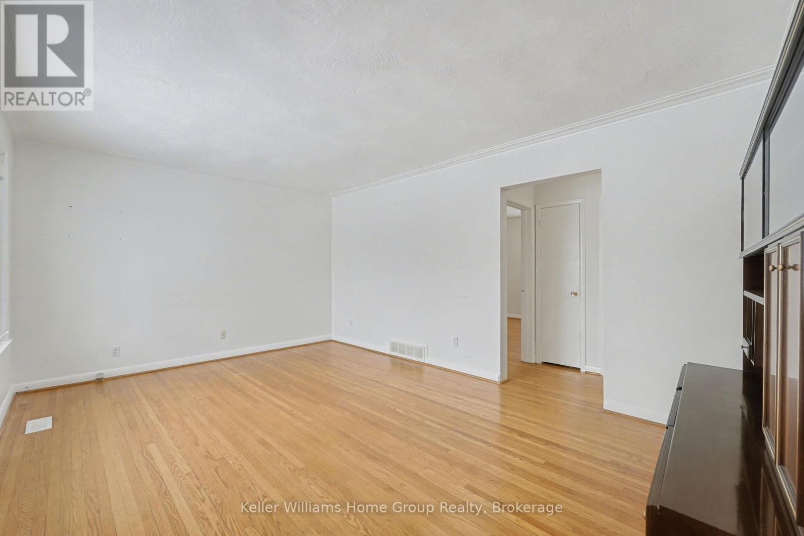 18 Gower Court, Halton Hills, Ontario L7G 4L5 - Photo 10 - W12616118