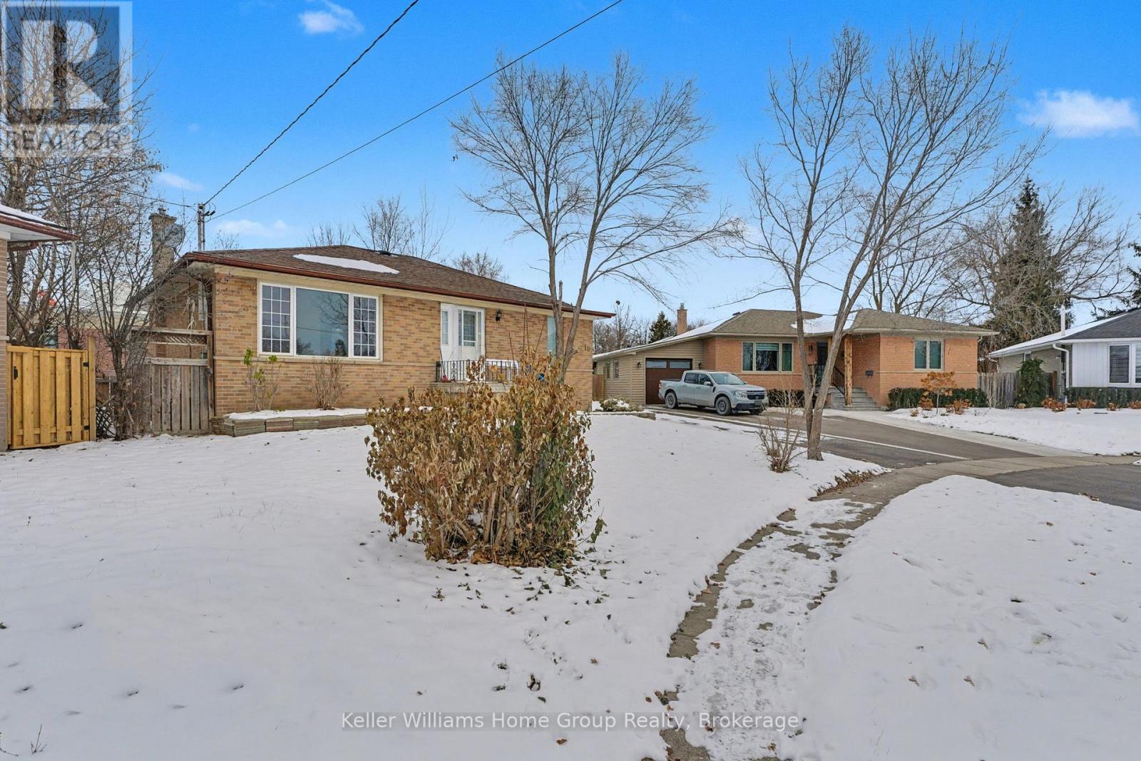 18 Gower Court, Halton Hills, Ontario L7G 4L5 - Photo 5 - W12616118