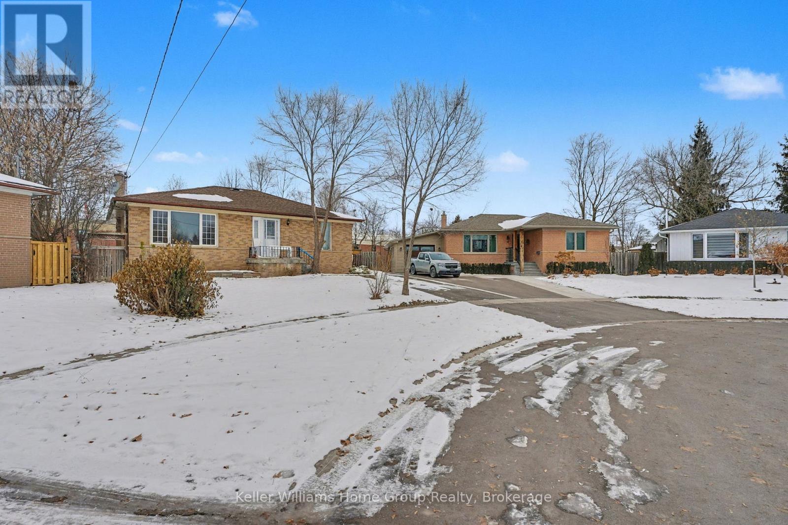 18 Gower Court, Halton Hills, Ontario L7G 4L5 - Photo 6 - W12616118