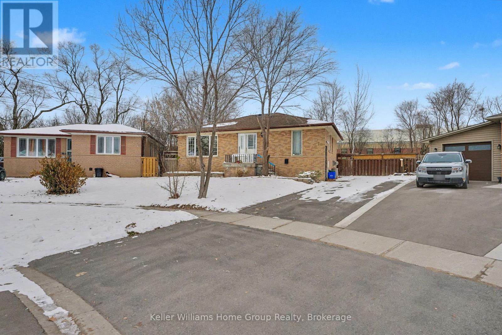 18 Gower Court, Halton Hills, Ontario L7G 4L5 - Photo 7 - W12616118