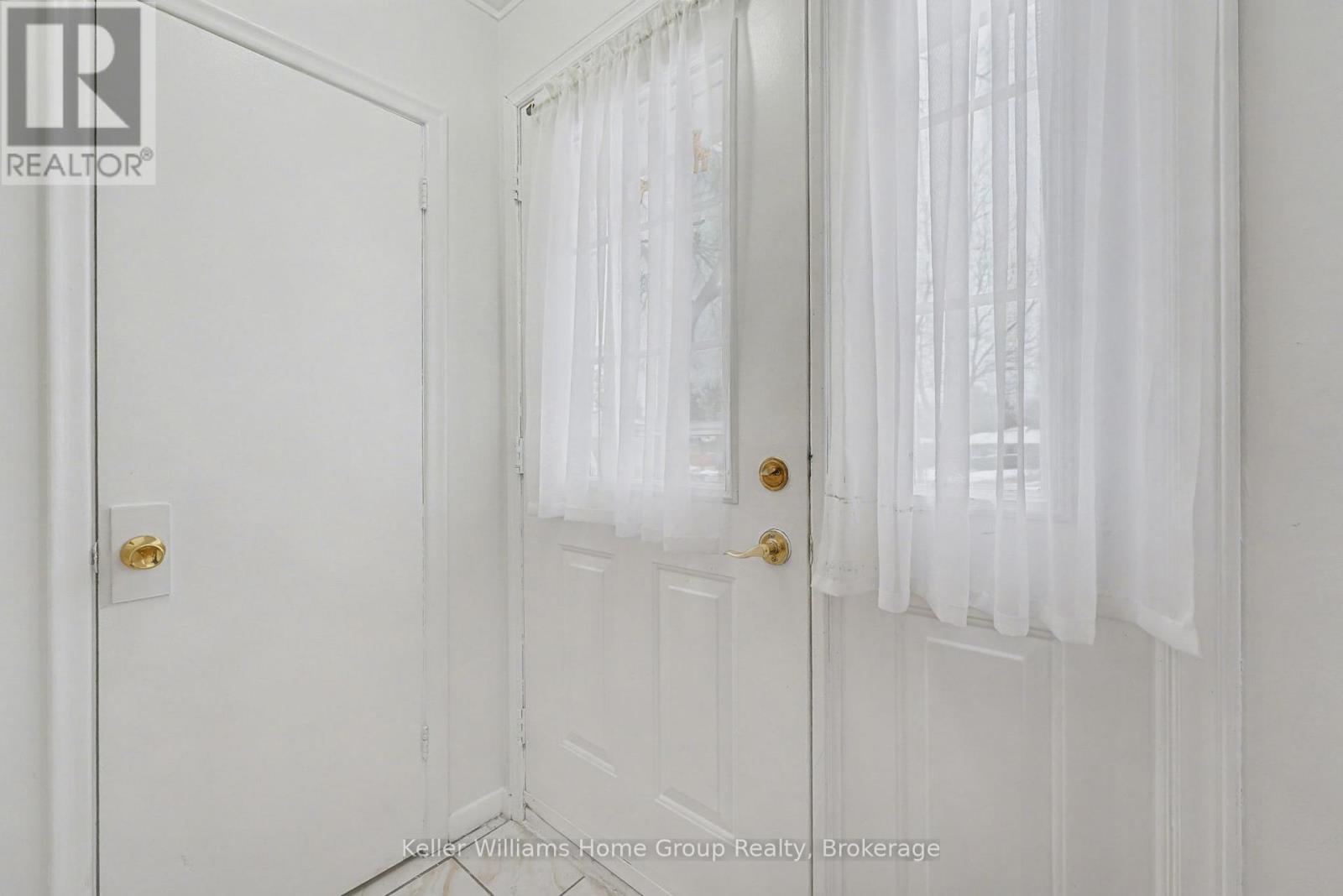 18 Gower Court, Halton Hills, Ontario L7G 4L5 - Photo 9 - W12616118