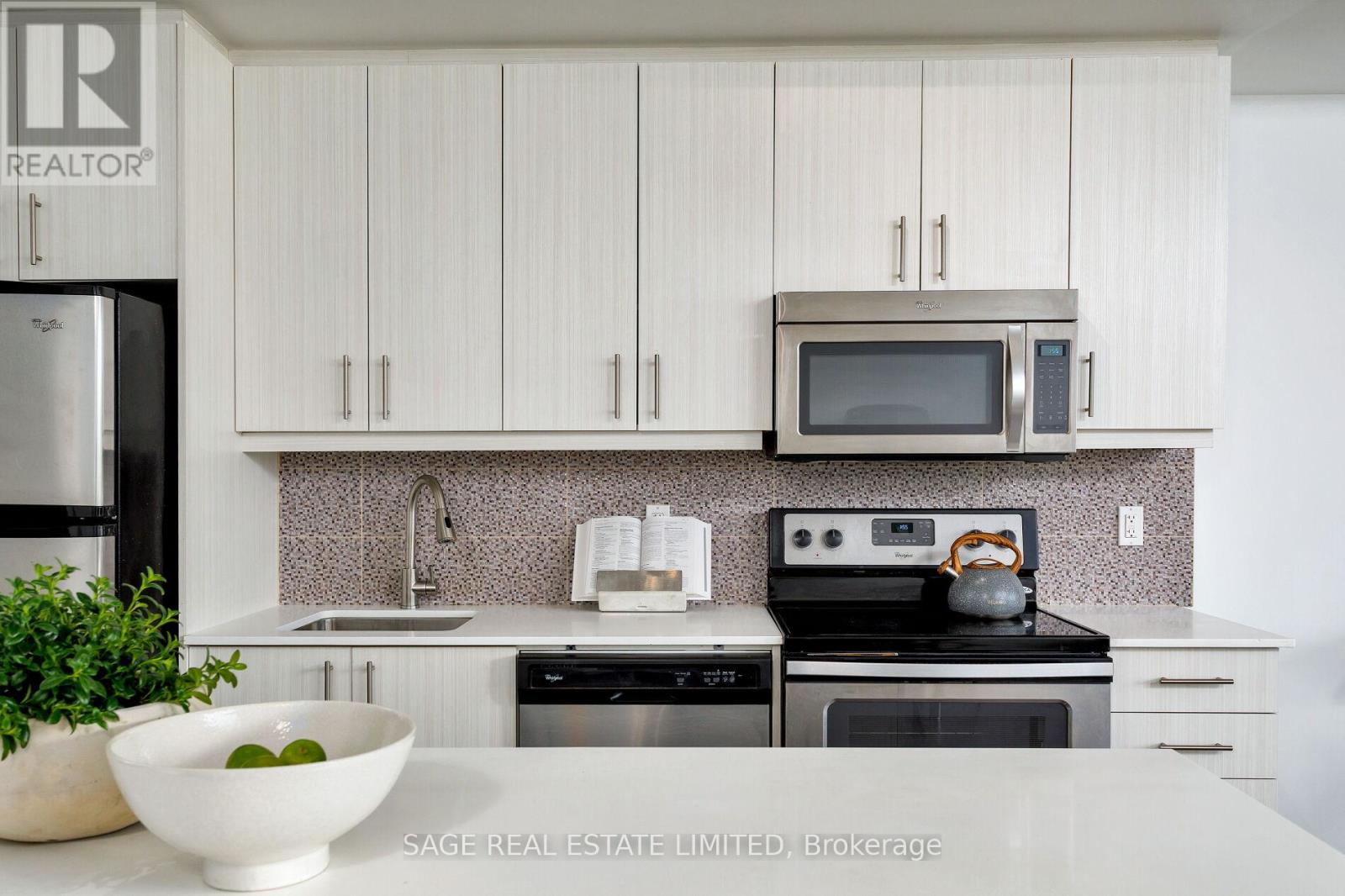 401 - 760 The Queensway, Toronto, Ontario  M8Z 0E1 - Photo 4 - W12578528