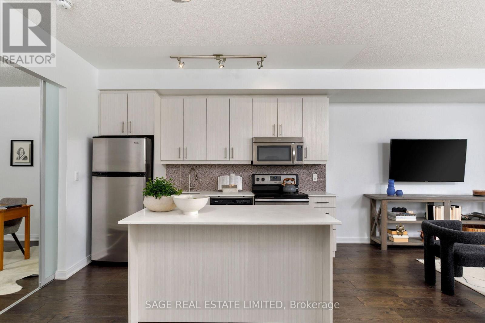 401 - 760 The Queensway, Toronto, Ontario  M8Z 0E1 - Photo 3 - W12578528