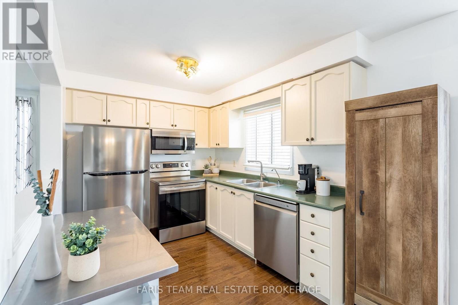 7 Round Leaf Court, Barrie (Holly), Ontario  L4N 9N3 - Photo 6 - S12616016