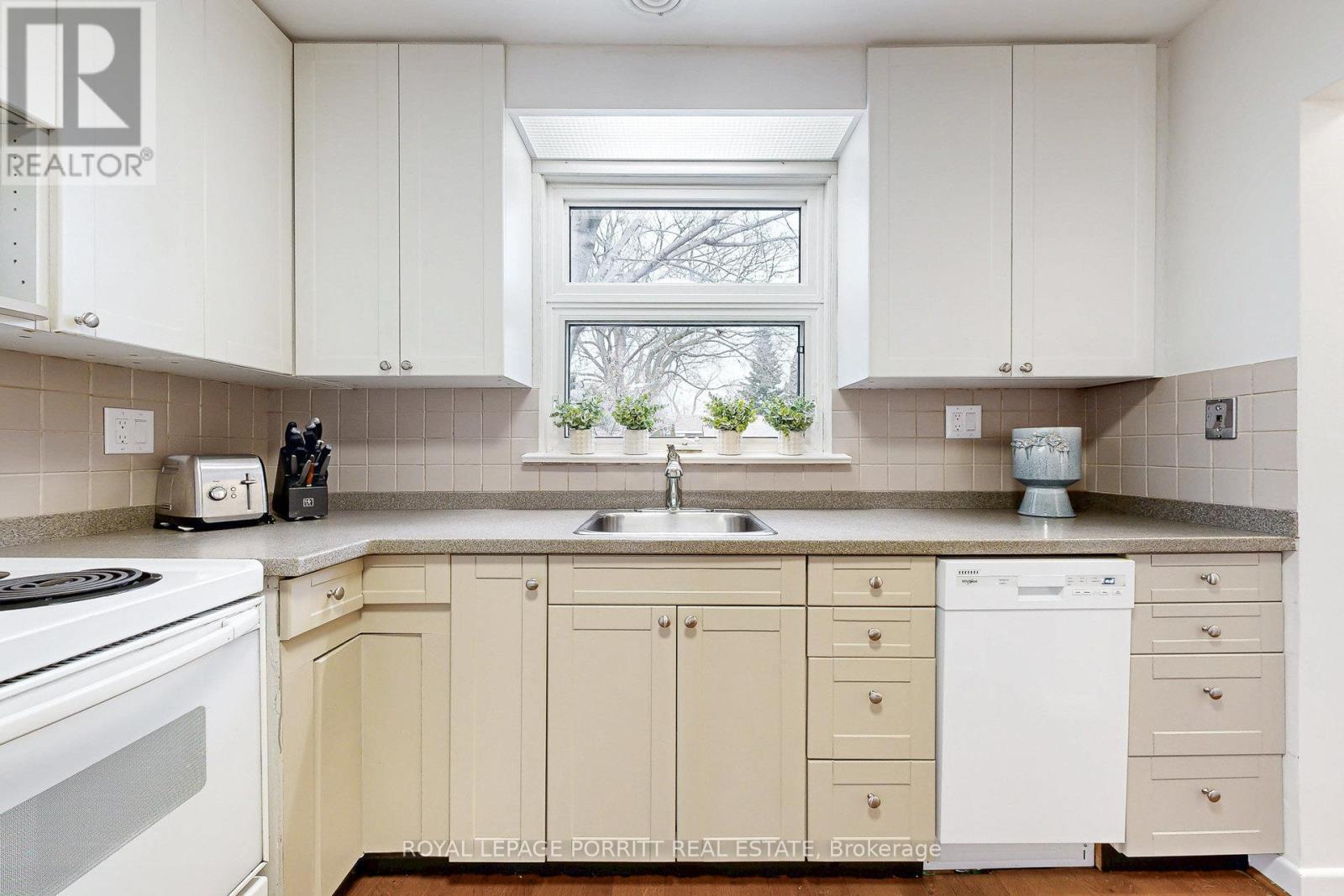 62 Fairfield Avenue, Toronto, Ontario  M8W 1R8 - Photo 11 - W12616026