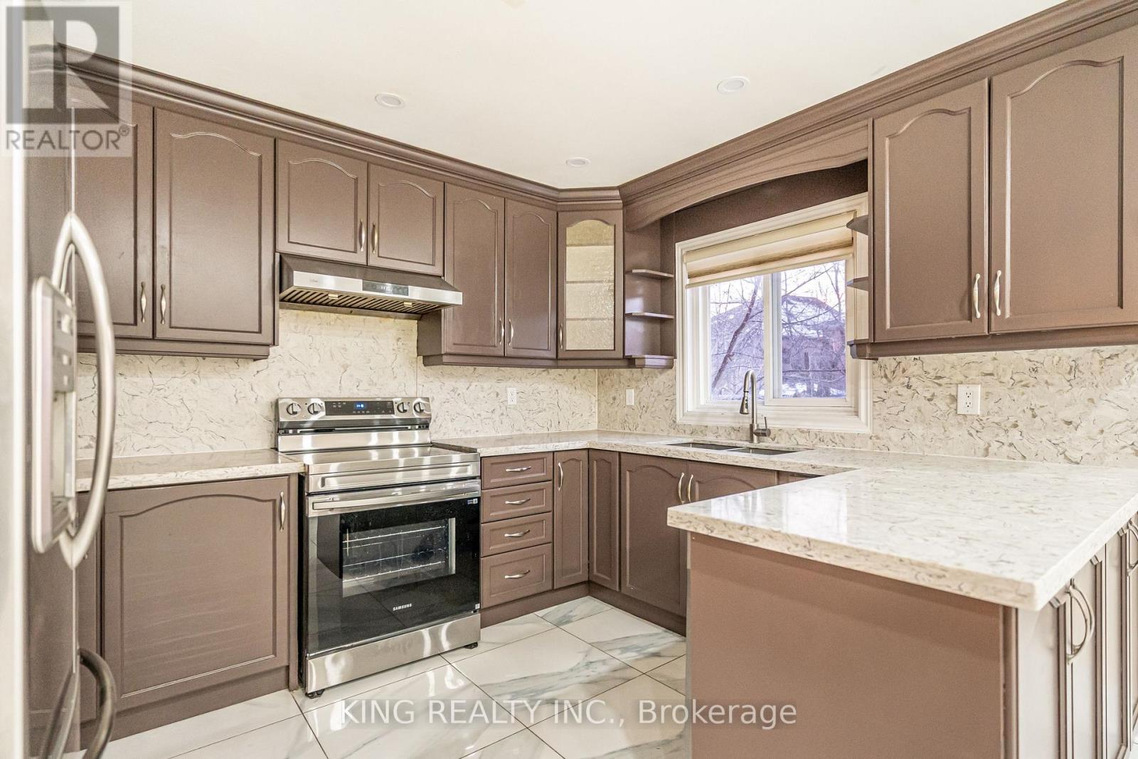 202 Fernforest Drive, Brampton, Ontario  L6R 1E1 - Photo 12 - W12616064