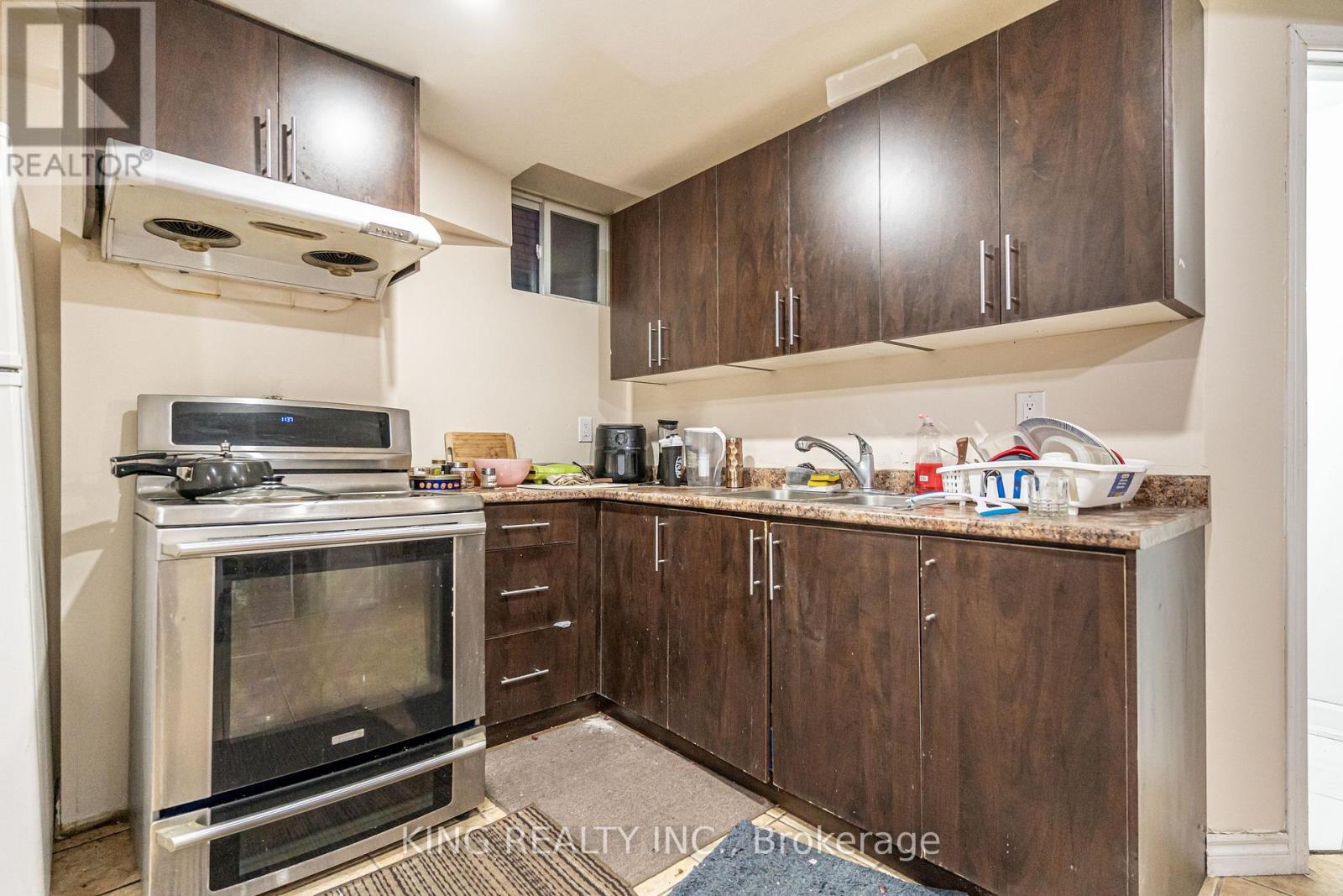 202 Fernforest Drive, Brampton, Ontario  L6R 1E1 - Photo 38 - W12616064