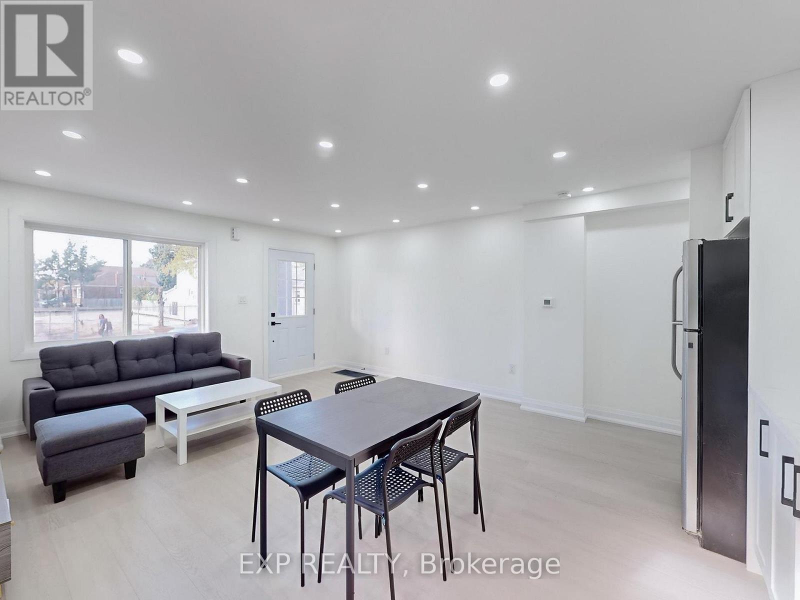 685 Jane Street, Toronto (Rockcliffe-Smythe), Ontario  M6N 4A6 - Photo 12 - W12616128