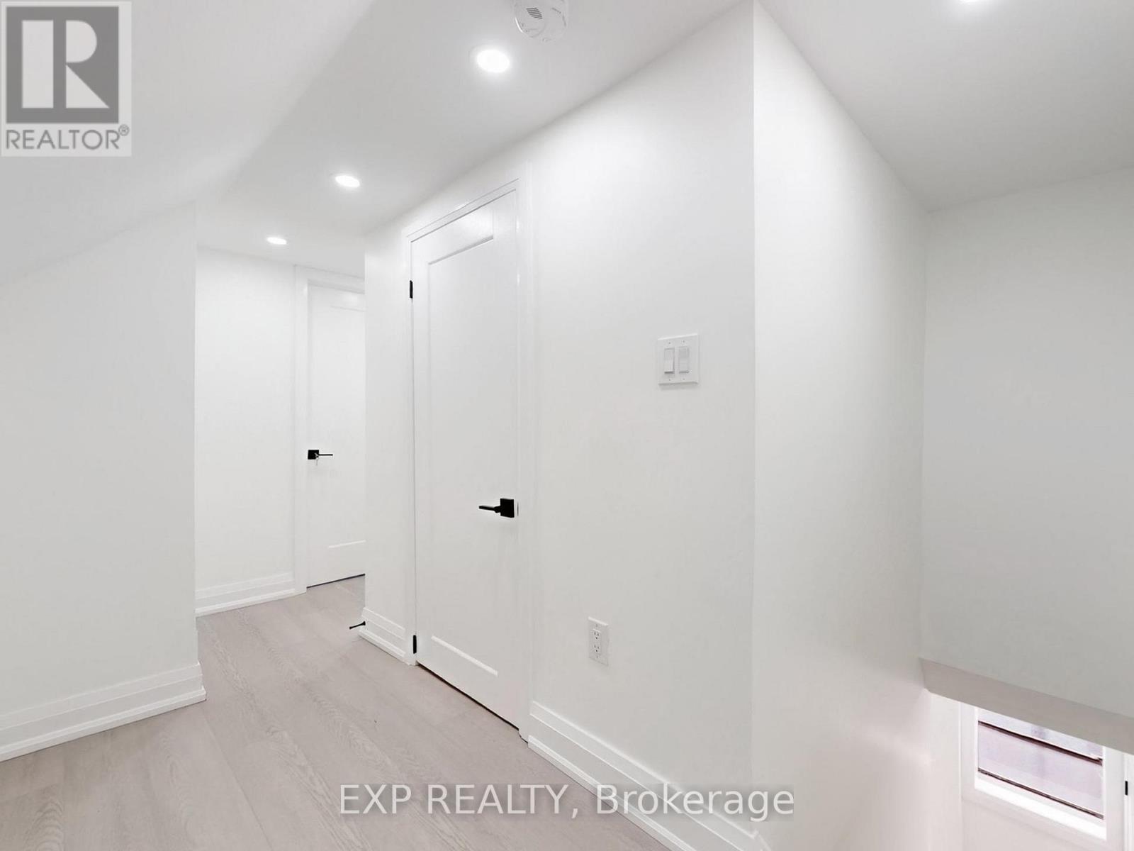 685 Jane Street, Toronto (Rockcliffe-Smythe), Ontario  M6N 4A6 - Photo 17 - W12616128