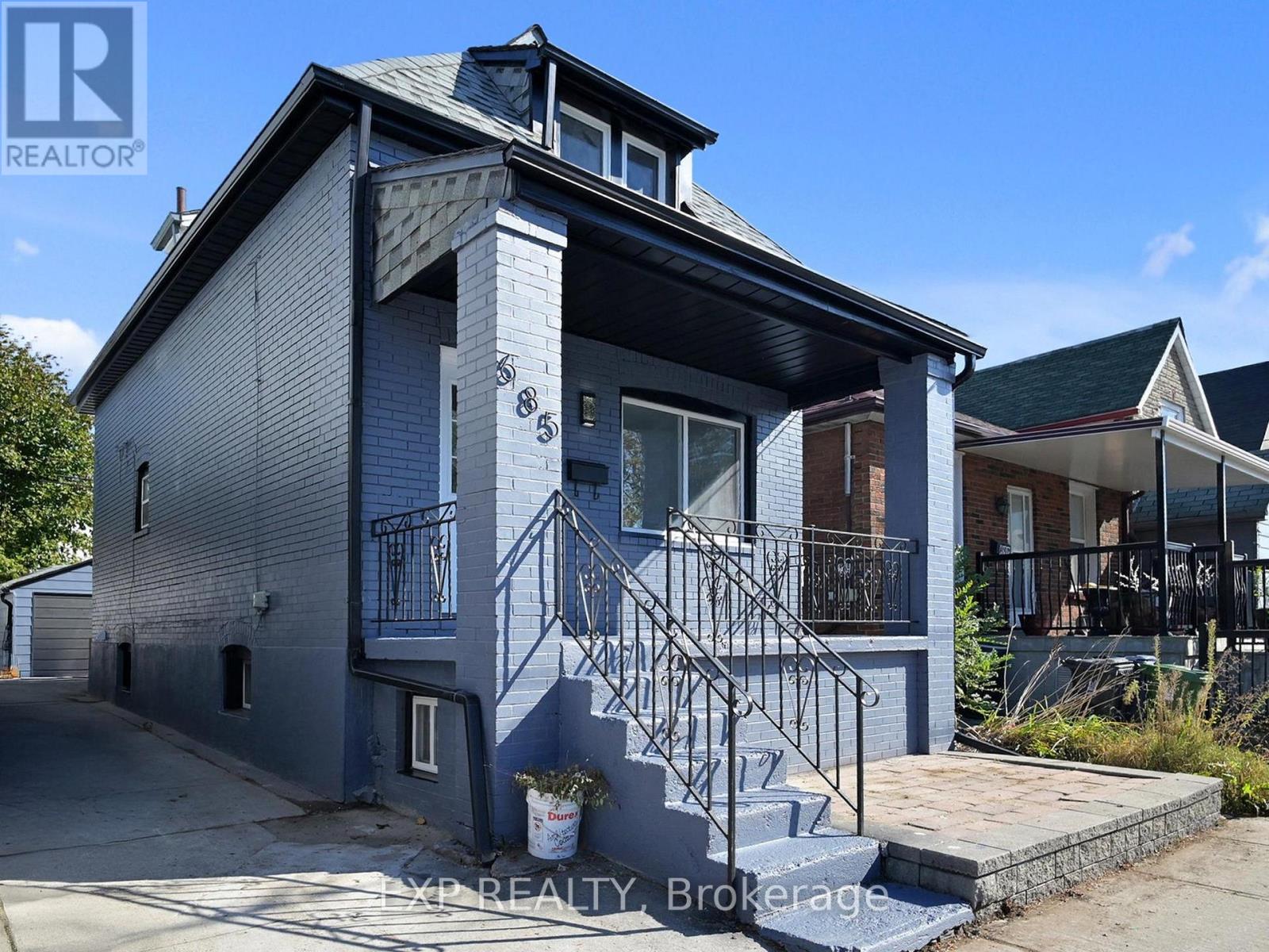 685 Jane Street, Toronto (Rockcliffe-Smythe), Ontario  M6N 4A6 - Photo 2 - W12616128