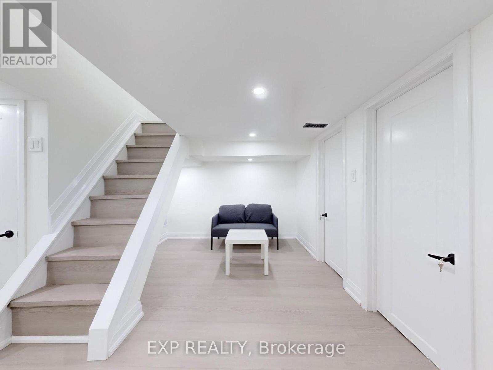 685 Jane Street, Toronto (Rockcliffe-Smythe), Ontario  M6N 4A6 - Photo 25 - W12616128