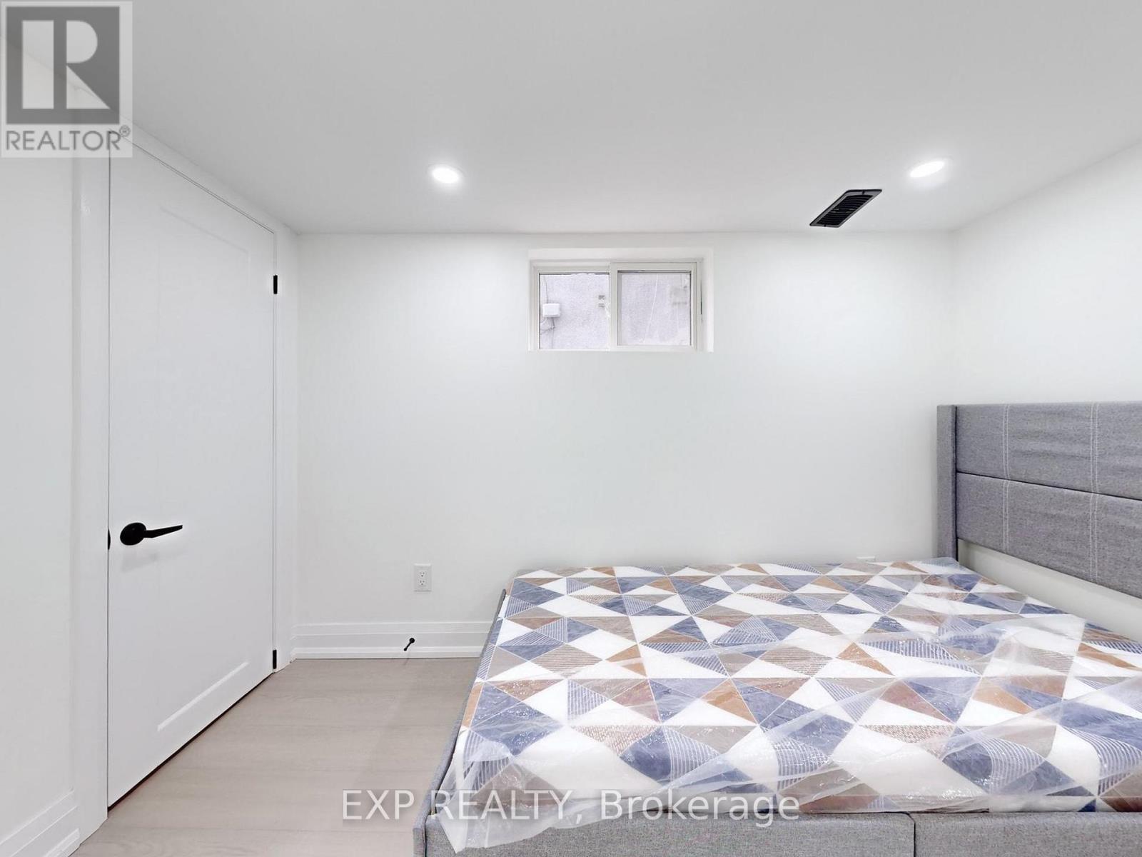 685 Jane Street, Toronto (Rockcliffe-Smythe), Ontario  M6N 4A6 - Photo 35 - W12616128