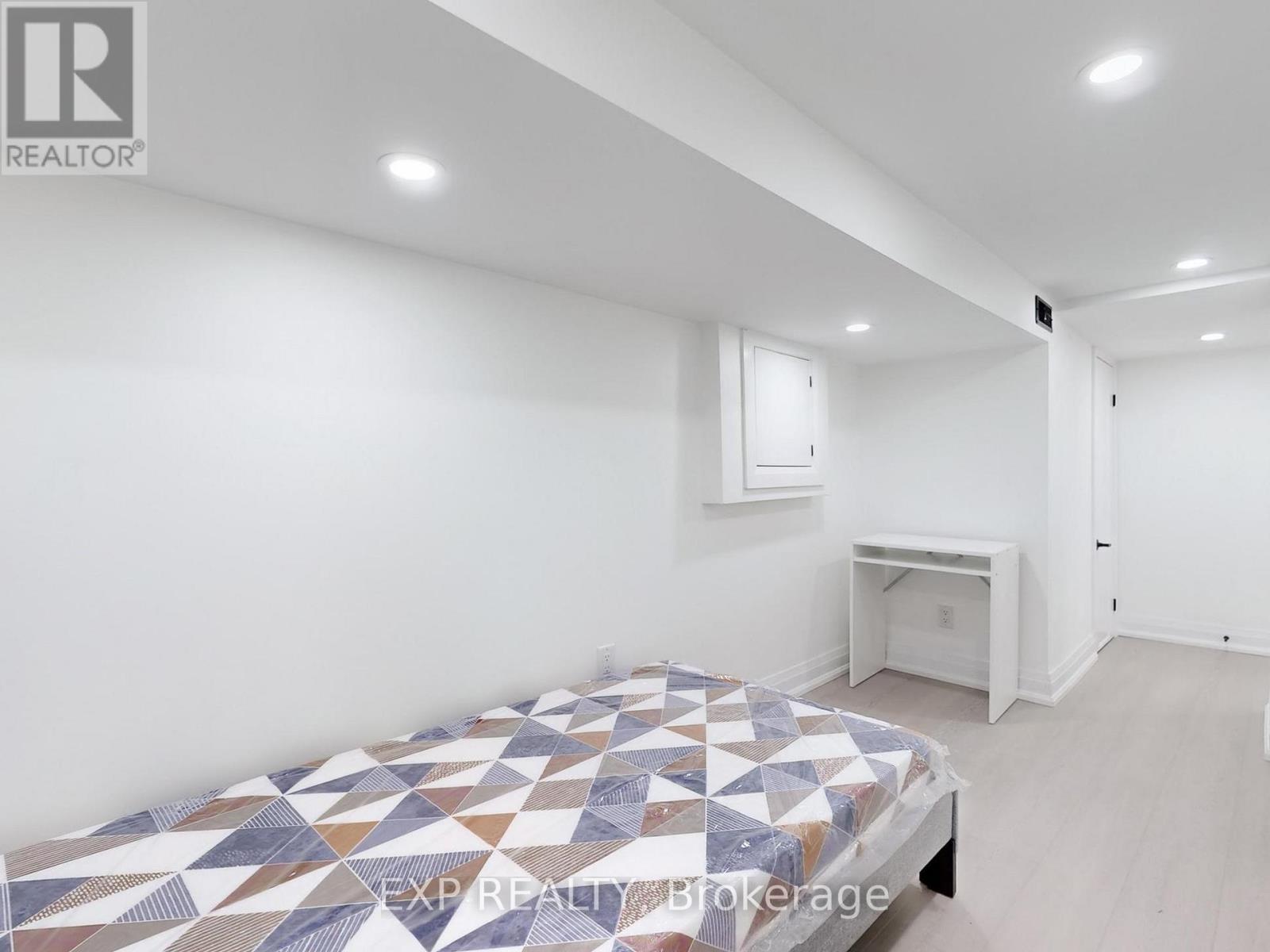 685 Jane Street, Toronto (Rockcliffe-Smythe), Ontario  M6N 4A6 - Photo 37 - W12616128