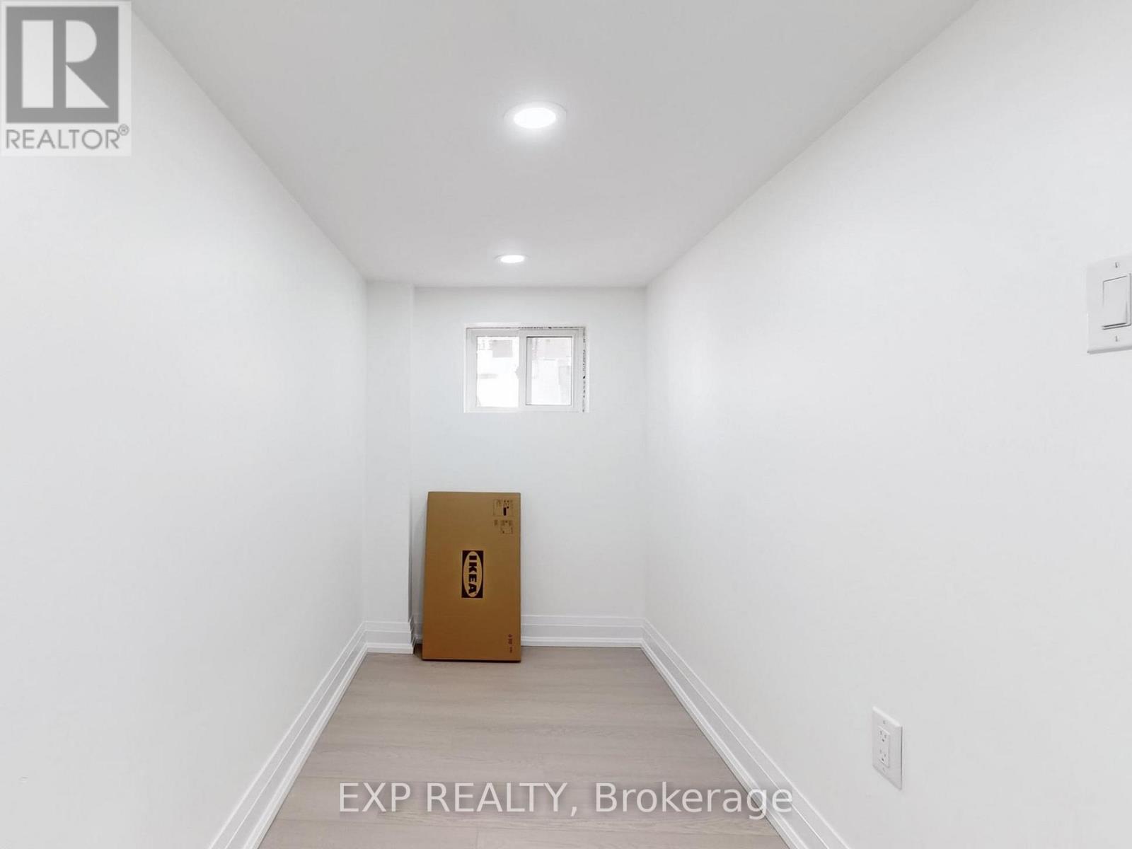 685 Jane Street, Toronto (Rockcliffe-Smythe), Ontario  M6N 4A6 - Photo 38 - W12616128