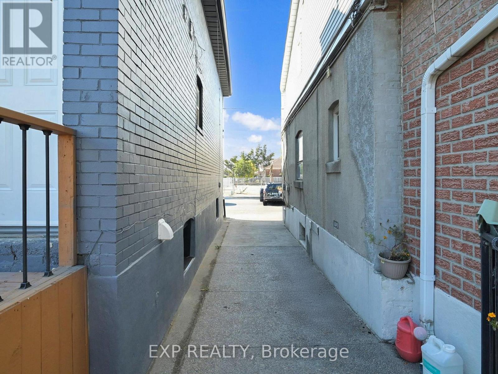 685 Jane Street, Toronto (Rockcliffe-Smythe), Ontario  M6N 4A6 - Photo 5 - W12616128