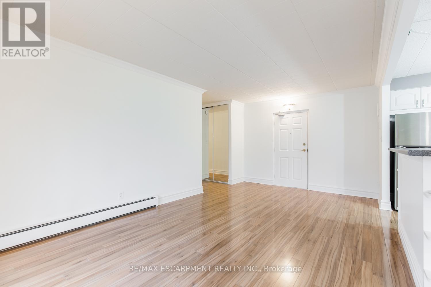 110 - 20 John Street, Grimsby, Ontario  L3M 1X5 - Photo 5 - X12616028