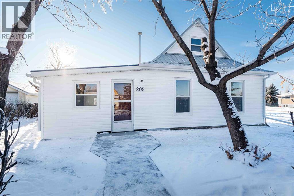 205 Trochu Avenue, Trochu, Alberta T0M 2C0 - Photo 2 - A2273292