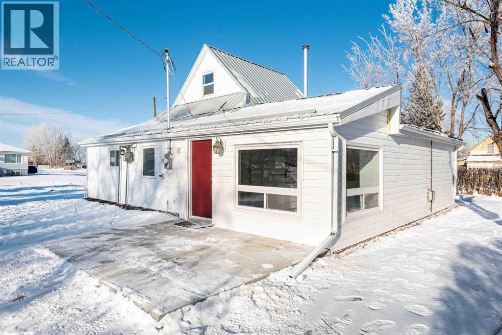 205 Trochu Avenue, Trochu, Alberta T0M 2C0 - Photo 3 - A2273292