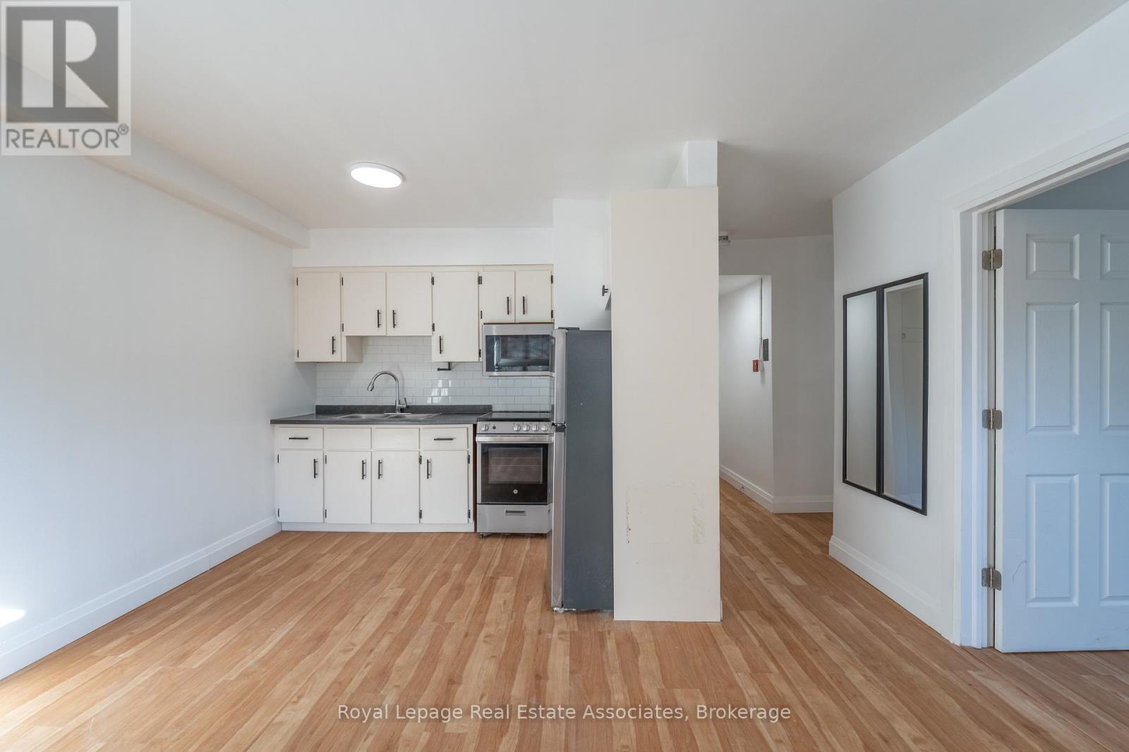 8 - 122 Victoria Avenue N, Hamilton (Landsdale), Ontario  L8L 5E5 - Photo 6 - X12608498