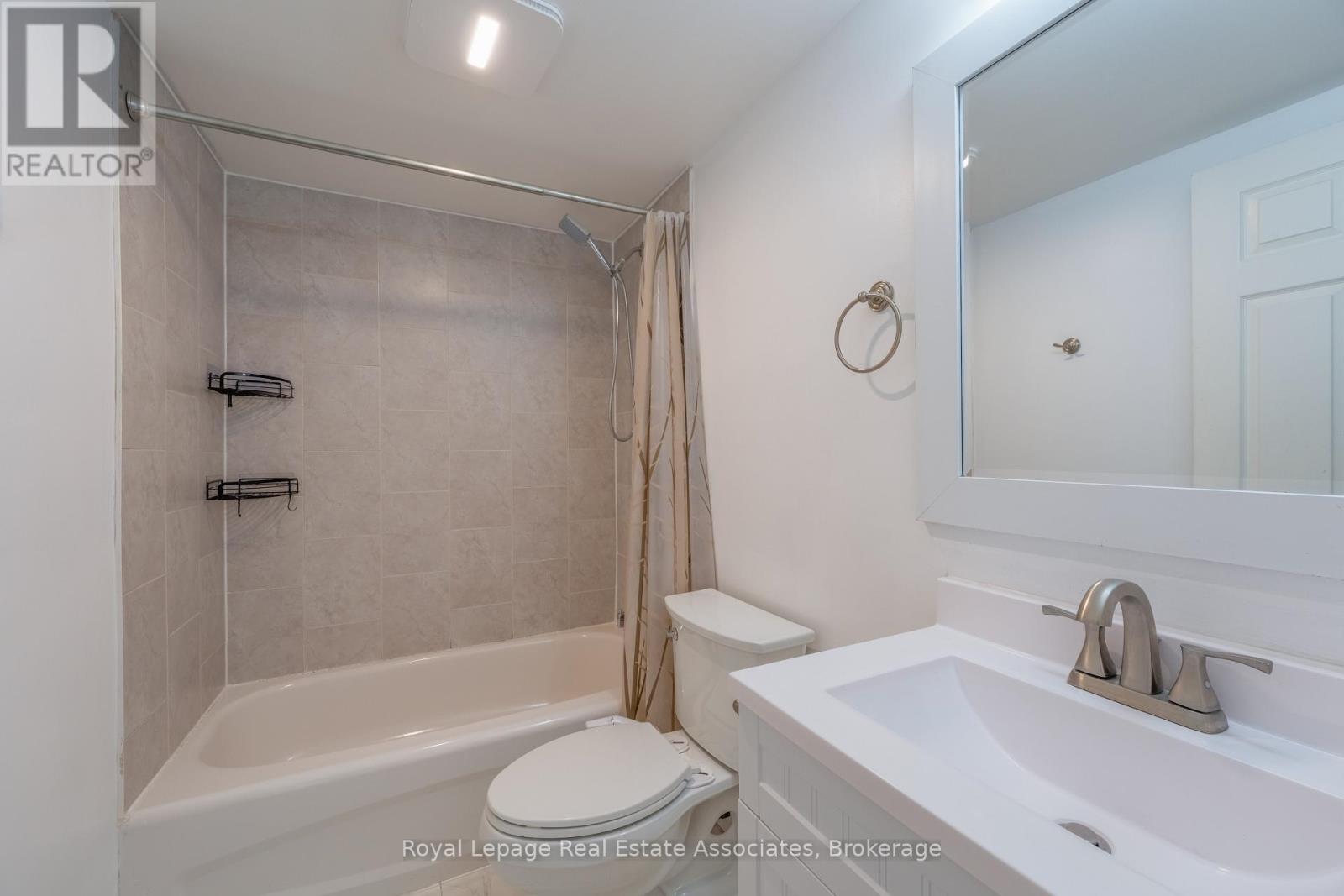 8 - 122 Victoria Avenue N, Hamilton (Landsdale), Ontario  L8L 5E5 - Photo 12 - X12608498